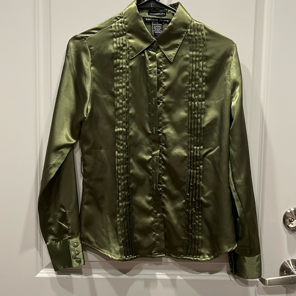 Green button up top NWOT